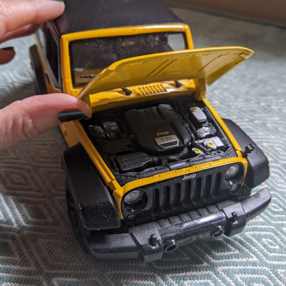 Maisto Willys Yellow Jeep Wrangler Model 2014 - Picture 3 of 10